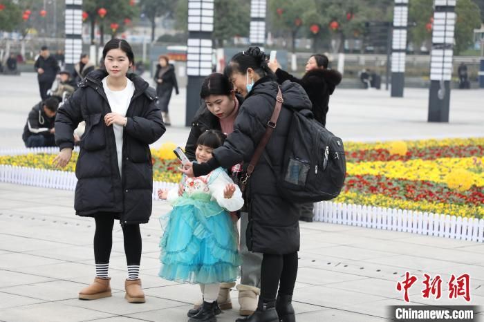 （新春走基层）探访春运下的火车站：迈向家的方向