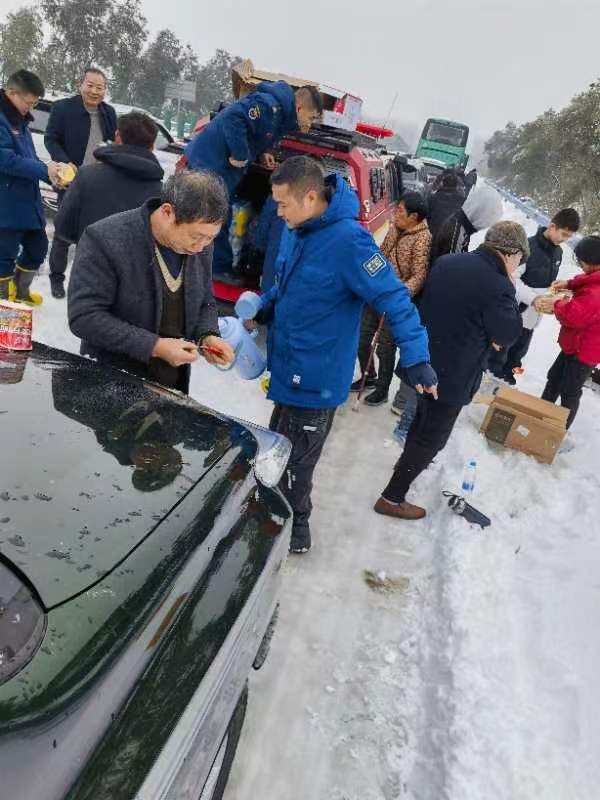 湖北冻雨除冰有多难？对话救援队员：冰层砸不裂，冰花四溅只出现一个小孔