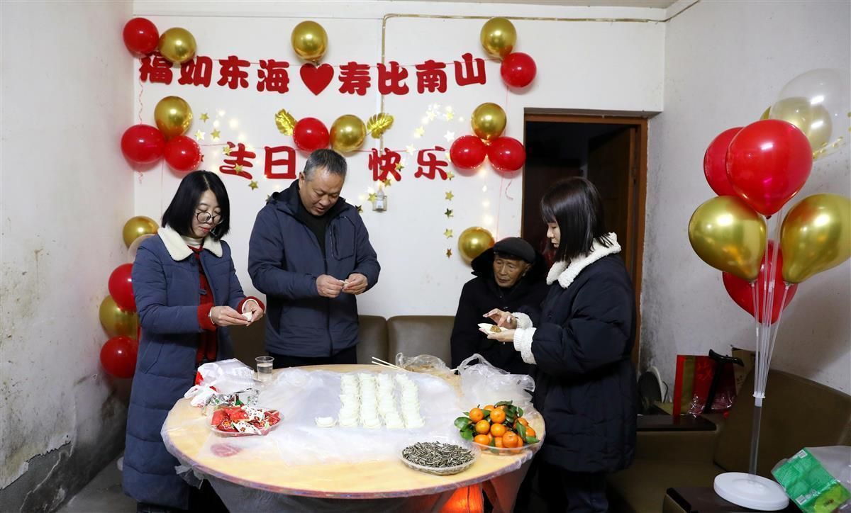 生日蛋糕、长寿面、包饺子，社区干部为84岁独居老人开“生日派对”