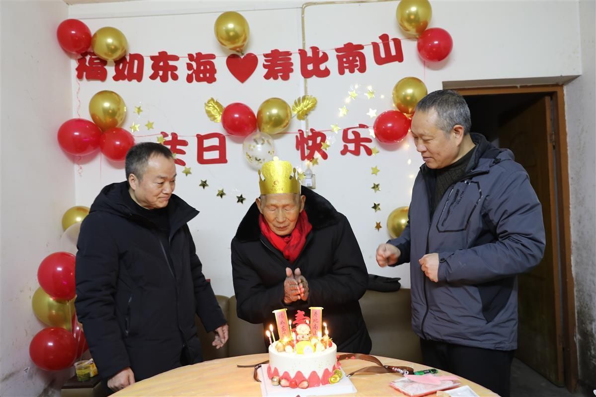 生日蛋糕、长寿面、包饺子，社区干部为84岁独居老人开“生日派对”