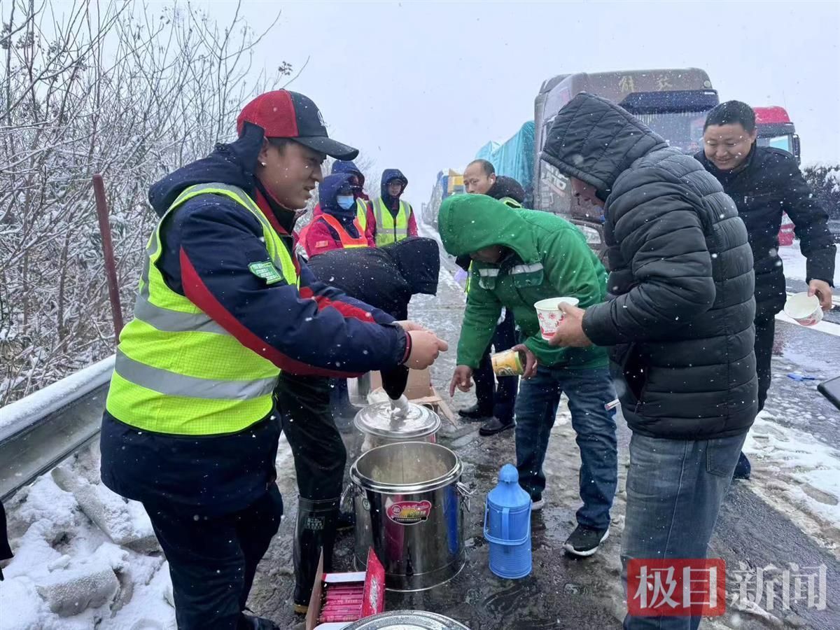 记者探访许广高速天门段：道路冰雪已除尽，车辆正逐步恢复通行