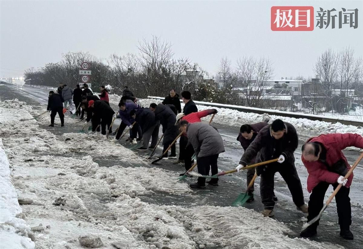 记者探访许广高速天门段：道路冰雪已除尽，车辆正逐步恢复通行