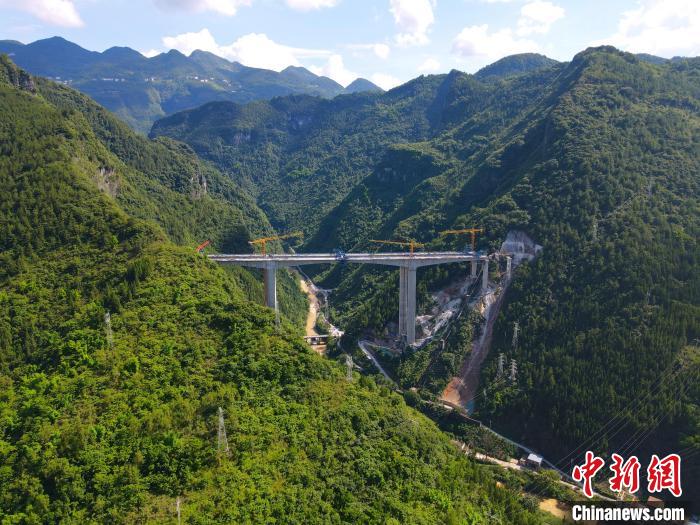 重庆巫云开高速所有大跨径桥梁实现合龙